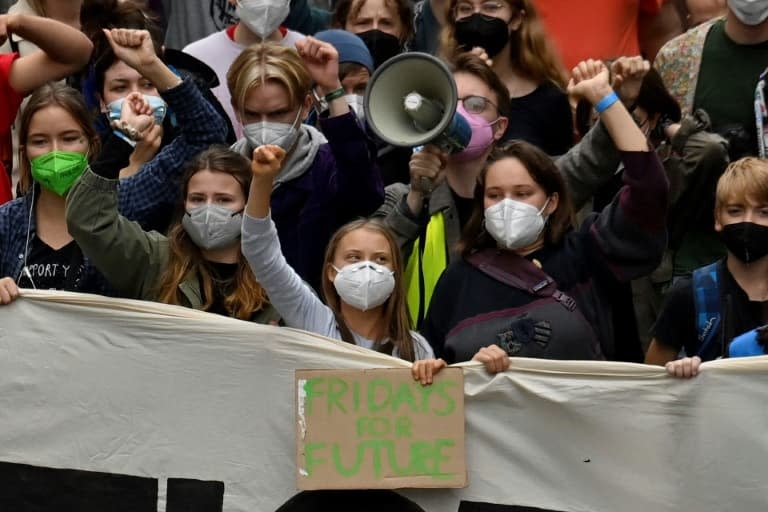 La militante écologiste suédoise Greta Thunberg (c) et l'Allemande Luisa Neubauer (c-g) lors d'une marche 