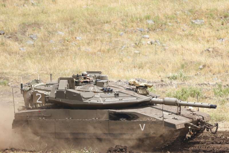2018年5月10日，伊朗與以色列衝突爆發之後，在戈蘭高地行駛的以色列坦克車。（AP）
