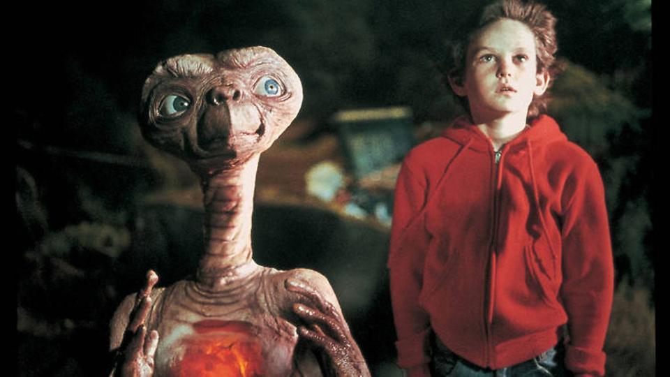 E.T. and Henry Thomas as Elliott in a red hoodie