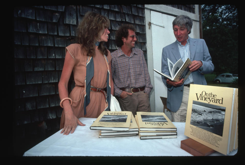 Peter Simon (center) with his sister Carly and author John Updike chatting during a book signing for Peter Simon’s book <em>On the Vineyard</em>. (Photo: Lynn Goldsmith/Corbis/VCG via Getty Images)