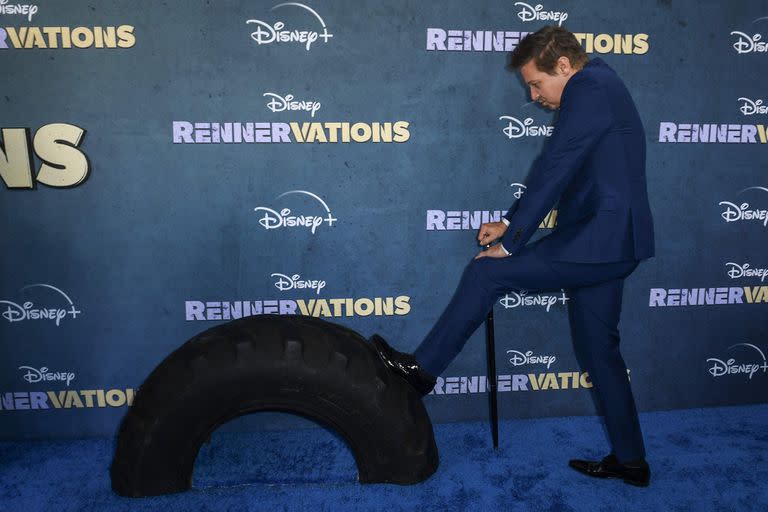 Jeremy Renner en la alfombra roja de su serie Proyecto Renner (Photo by VALERIE MACON / AFP)