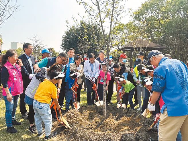 桃園市長張善政與企業團體、民眾一起在龍岡萬坪公園植樹，期盼樹木成為城市中的肺。（呂筱蟬攝）