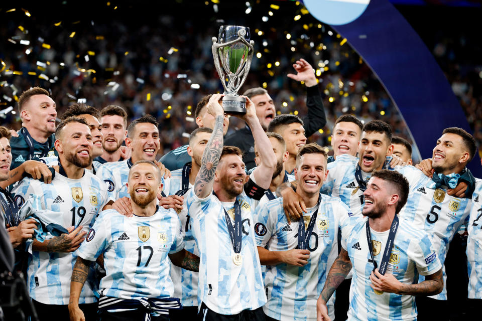 LONDON, UNITED KINGDOM - JUNE 1: Lionel Messi of Argentina celebrates lifting the trophy as Argentina winning the Finalissima 2022 during the  International Friendly match between Italy  v Argentina  at the Wembley Stadium on June 1, 2022 in London United Kingdom (Photo by Richard Sellers/Soccrates/Getty Images)