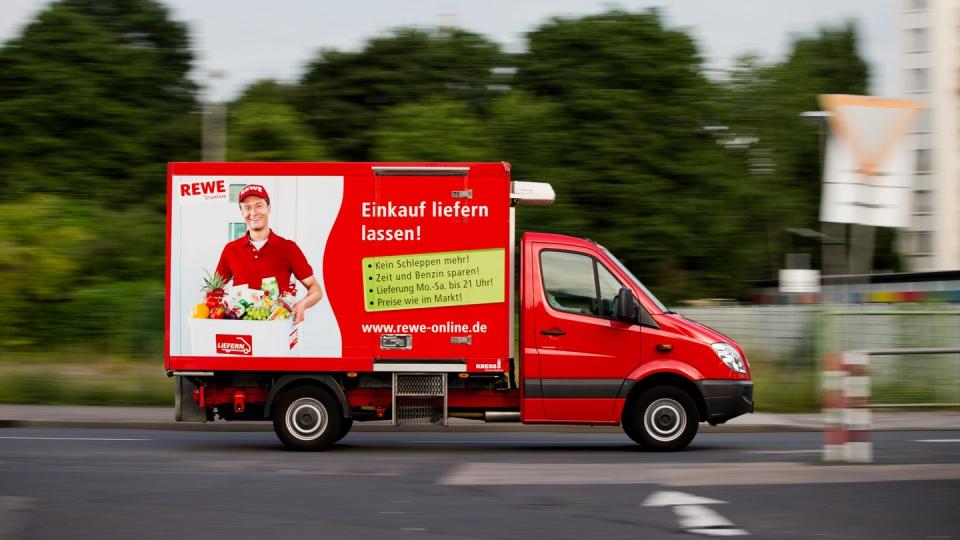 Wegen Corona mehr auf der Straße: Ein Lieferwagen von Rewe Online.