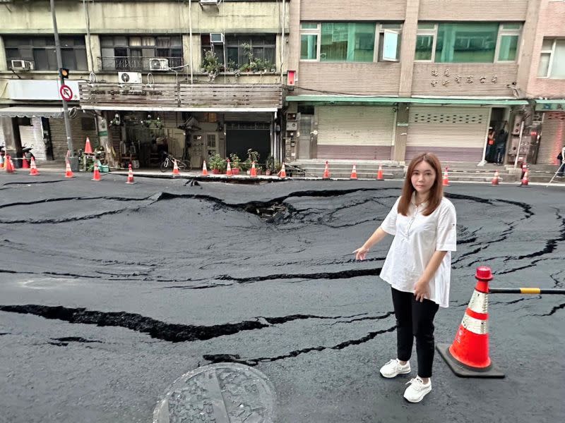 ▲台北市大同區南京西路「天坑」3天內兩度塌陷，結構技師推測當地為軟弱地質，周邊可能存有「隱形」坑洞。（圖／翻攝北市議員林怡君臉書）