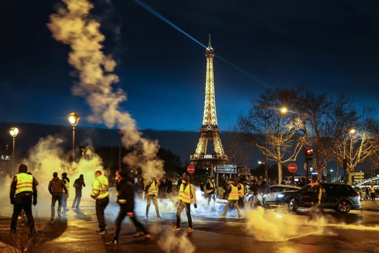 "Yellow Vest" protesters demonstrate for a sixth Saturday of protests, with the Eiffel Tower in the background