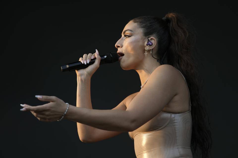 La cantante iraní-holandesa Sevdaliza durante su concierto en el festival AXE Ceremonia en el Parque Bicentenario en la Ciudad de México el domingo 24 de marzo de 2024. (Foto AP/ Marco Ugarte)