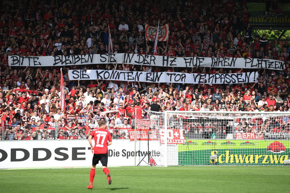 “Bitte bleiben Sie in der Halbzeit auf Ihren Plätzen. Sie könnten ein Tor verpassen” – Freiburg-Fans scherzen über den “Halbzeit-Elfmeter” nach Videobeweis