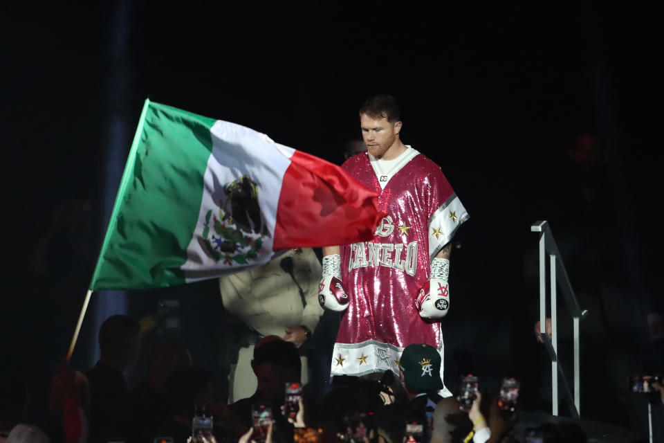 El boxeador mexicano Saúl 'Canelo' Álvarez hace su entrada al ring para su pelea con el ruso Dmitry Bivol en Las Vegas. (Foto: Alejandro Salazar/PxImages/Icon Sportswire vía Getty Images)