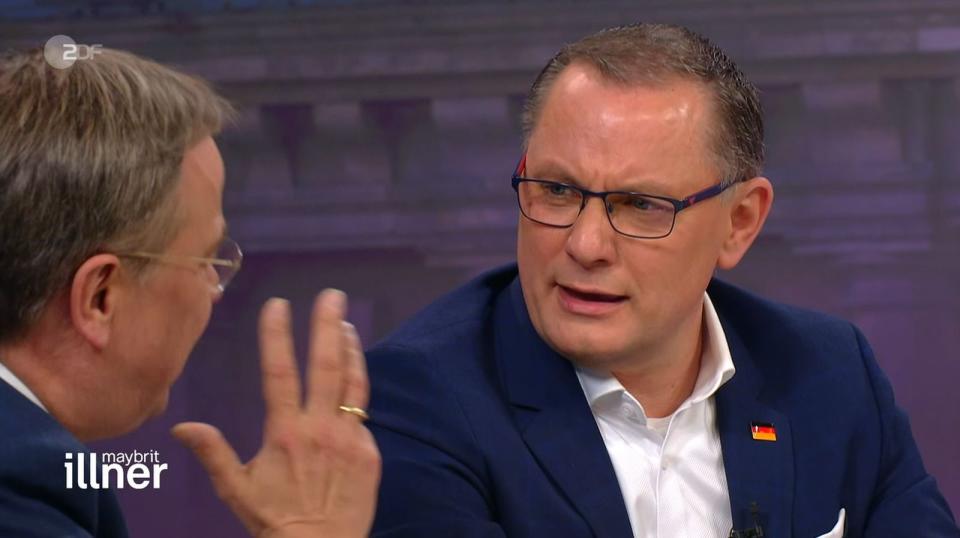 "Haben Sie einen Zettel, auf den Sie dumme Sprüche aufschreiben?" Armin Laschet (links) und Tino Chrupalla geraten am Sendungsende noch mal aneinander. (Bild: ZDF)