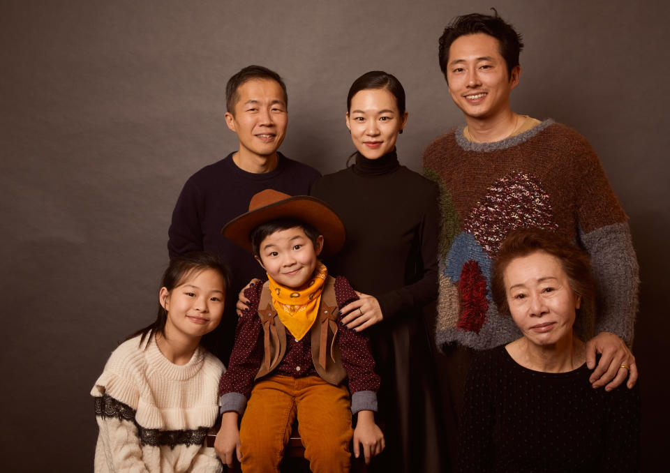 (De izquierda a derecha) Noel Kate cho, Isaac Chung, Han Ye-ri, Steven Yeun, y Yuh-Jung el elenco de Minari pose en enero de 2020 cuando presentaron la película en un festival en Utah. (Getty Images)