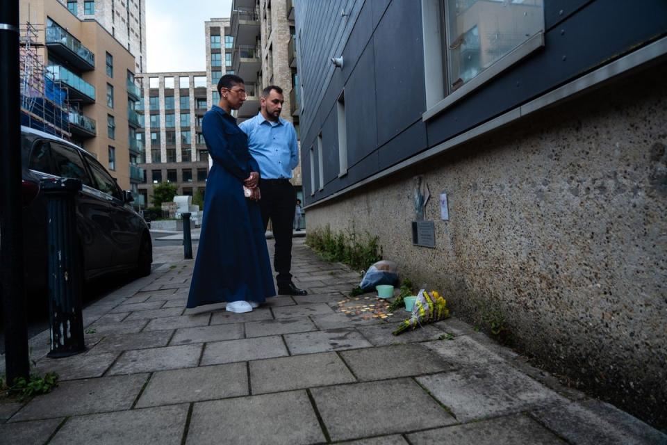 Claudyo's mother and her partner at a memorial (Met Police)