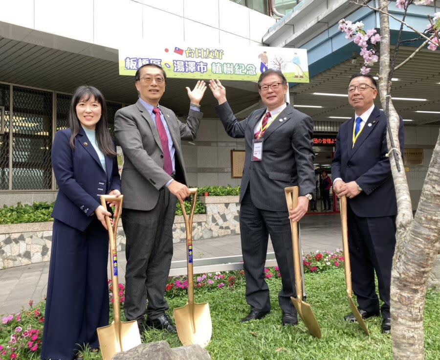 圖／新北市議員山田摩衣（左1）、板橋區長陳奇正（左2）、湯澤市長佐藤一夫（右2）及議長高橋肇（右1）植樹紀念合影。（板橋區公所提供）