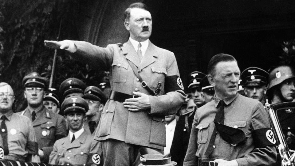納粹時期將向前手心朝下的手勢作為敬禮手勢。   圖：翻攝推特 @45bestword