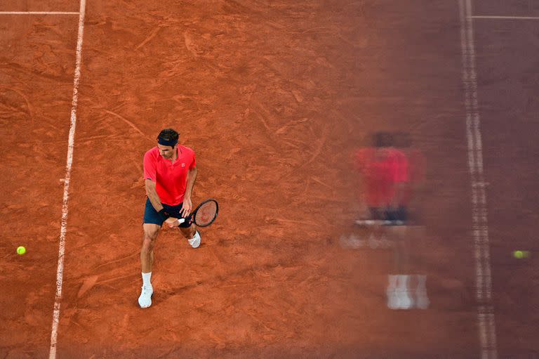 En esta foto de archivo tomada el 5 de junio de 2021, el suizo Roger Federer devuelve al alemán Dominik Koepfer durante su partido de tenis de la tercera ronda de individuales masculinos el día 7 del torneo de tenis Roland Garros 2021 Roland Garros en París. 