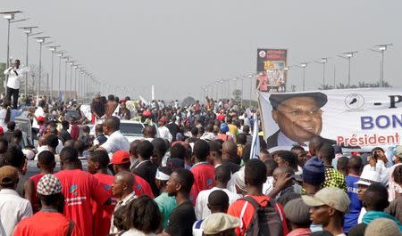 Supporters of Congolese opposition leader Etienne Tshisekedi gather to receive him upon his arrival at the airport in the Democratic Republic of Congo's capital Kinshasa, July 27, 2016, after nearly two-year stay overseas for medical treatment. REUTERS/Kenny Katombe