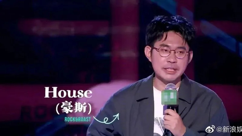 中國脫口秀演員「House披頭」（本名李昊石）近日在演出時開解放軍玩笑。（翻攝新浪微博）