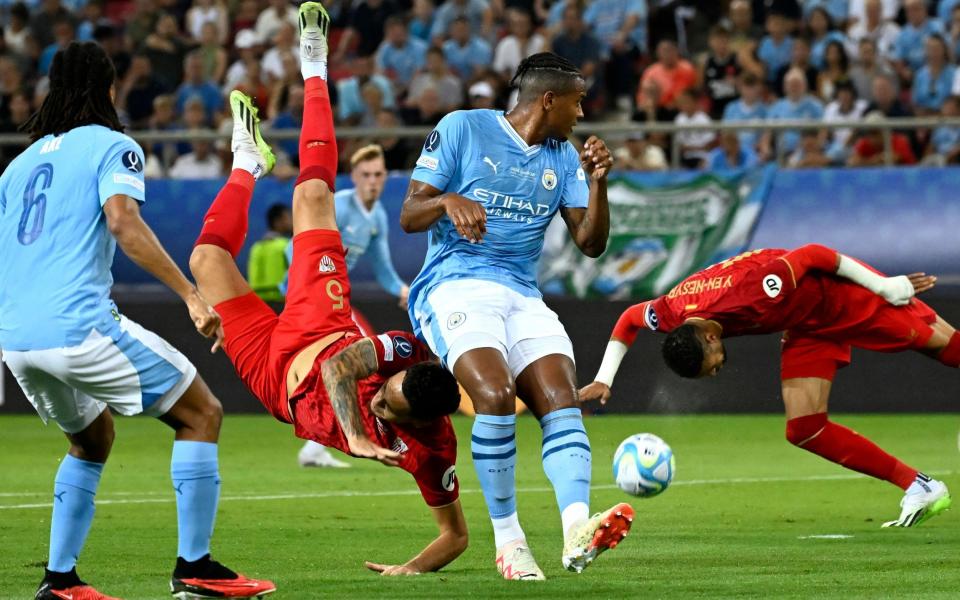 Lucas Ocampos goes for goal for Sevilla