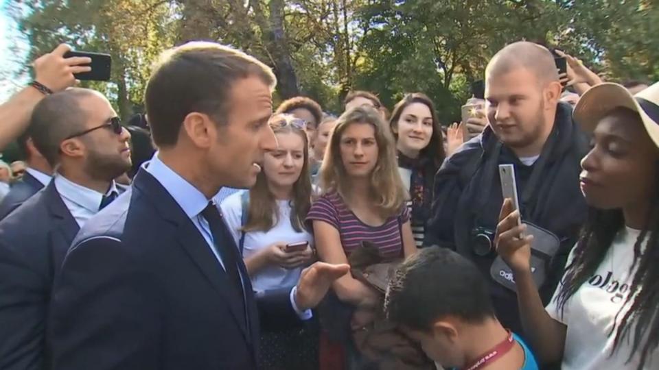 <p>Lors des Journées du patrimoine, le président prend le temps de saluer les milliers de visiteurs venus visiter le palais de l’Élysée. Un jeune homme de 25 ans interpelle alors le chef de l’État pour lui expliquer ses difficultés à trouver un emploi dans son secteur d’activités et lui reprocher de ne rien faire pour lui. Après lui avoir demandé s’il était inscrit à Pôle Emploi et lui avoir rappelé que de nombreux métiers embauchent, Emmanuel Macron affirme : “Maintenant, hôtels, cafés, restaurants, je traverse la rue, je vous en trouve! Ils veulent simplement des gens qui sont prêts à travailler, avec les contraintes du métier”. Ce bref échange suscite de multiples réactions sur les réseaux sociaux, l’accusant de “maltraiter les chômeurs”. </p>