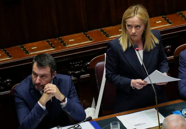 La primera ministra italiana, Giorgia Meloni, de pie junto al ministro de Infraestructura, Matteo Salvini, en el Parlamento de Italia, en Roma el 23 de octubre de 2022. (Foto AP/Alessandra Tarantino)