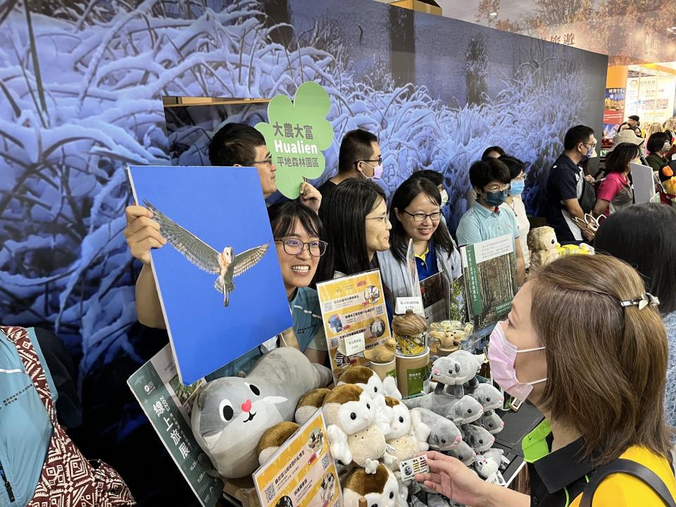 大農大富平地森林園區人員熱情說明園區草鴞等野生動物生態。（攝影／游昇俯）