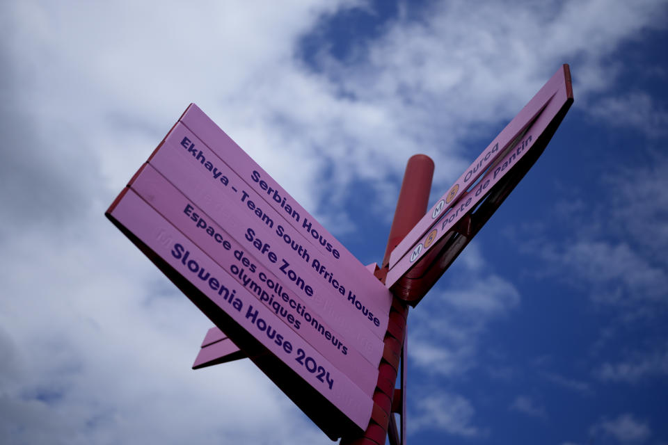 Un letrero en el Parc de la Villette renombrado temporalmente Parc des Nations antes de los Juegos Olímpicos de Verano de 2024, el martes 23 de julio de 2024, en París, Francia. (Foto AP/Natacha Pisarenko)