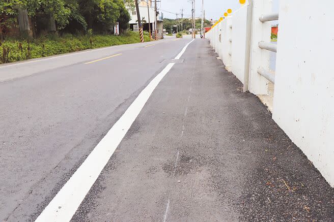 楊梅區高獅路道路側邊暫時回填部分，經民代協調台電加速遷移電桿後，區公所立刻加封柏油提升安全性。（蔡明亘攝）