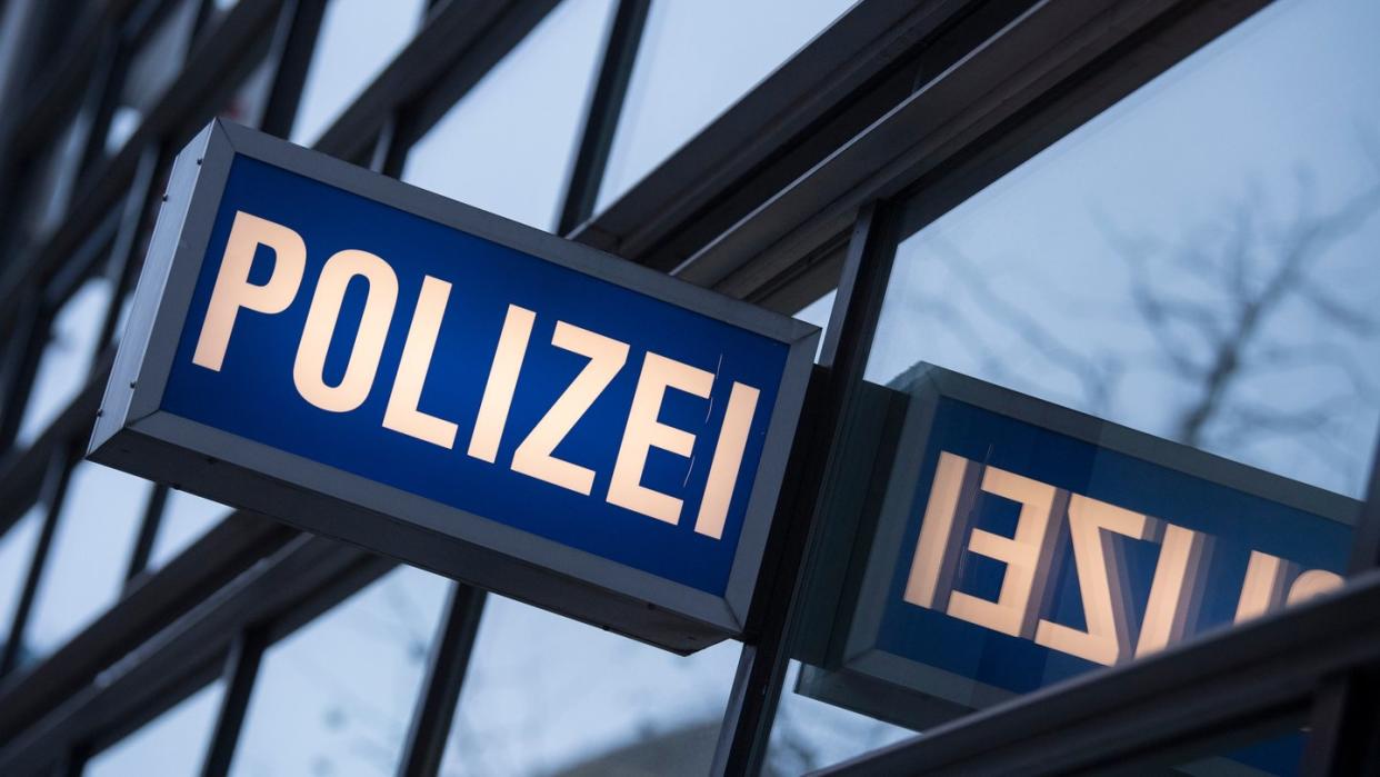 Der Schriftzug «Polizei» vor einem Polizeirevier.