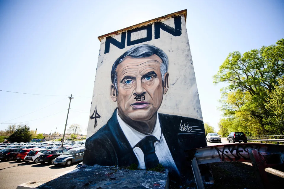 Cette photo montre un graffiti de l’artiste Lekto représentant Emmanuel Macron en Adolf Hitler, à Avignon, le 3 avril 2023.