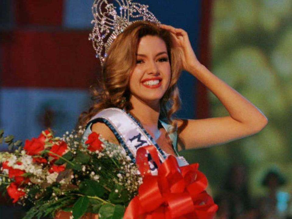 Miss Venezuela, Alicia Machado (L), 19, from the hometown of Maracay, won the 1996 Miss Universe Crown late 17 May in Las Vegas, Nevada.