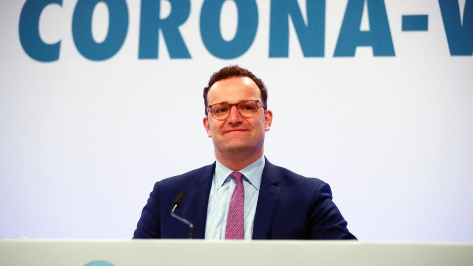 Bundesgesundheitsminister Jens Spahn will die Schutzmasken lieber zu spät als zu früh abnehmen lassen.