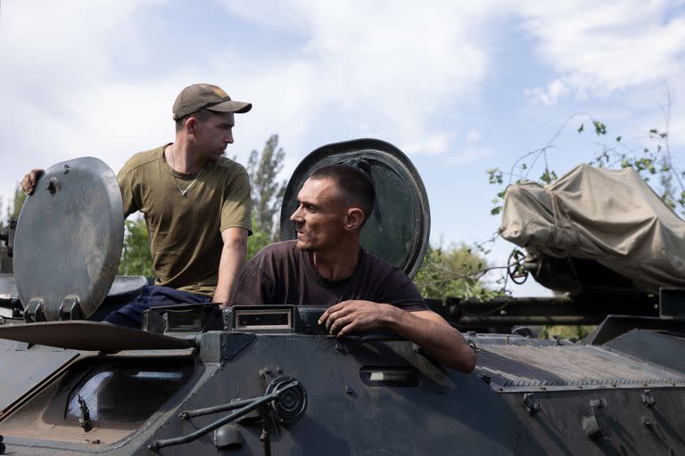 Los mecánicos ucranianos prestan servicio a un vehículo blindado de transporte de personal ruso capturado en la región de Donetsk el 24 de agosto de 2022.