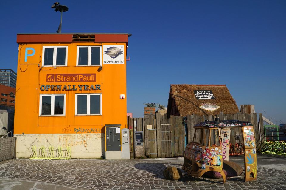 Im StrandPauli in Hamburg gibt es Essen, Getränke und Urlaubsfeeling. - Copyright: picture alliance | Matthias Stolt