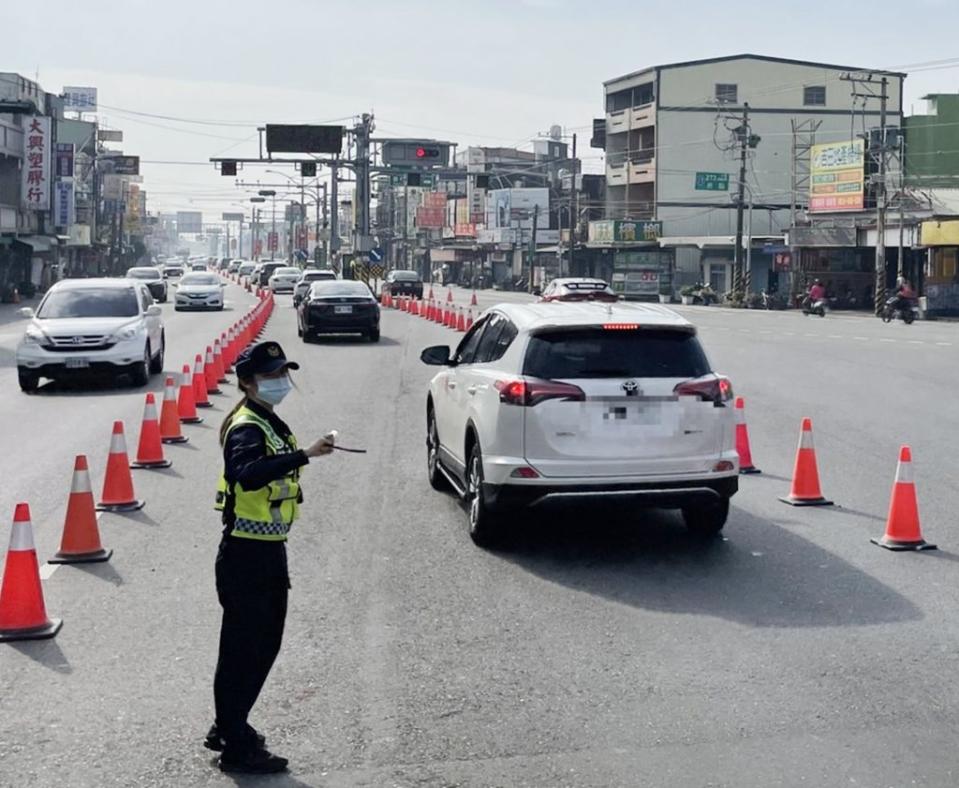 春節連假，屏東警方加強往返墾丁、台東的台一線及上山霧台賞櫻的台二十四線交通疏導。（記者毛莉攝）