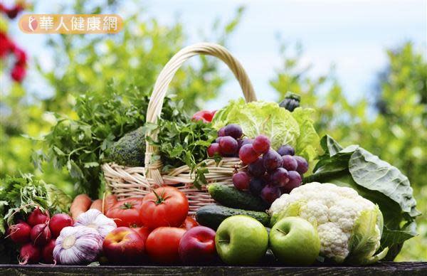 衛福部的「每日飲食指南」建議，一般民眾女生一天需要吃4份青菜、3份水果；男生則需要吃5份青菜、4份水果。