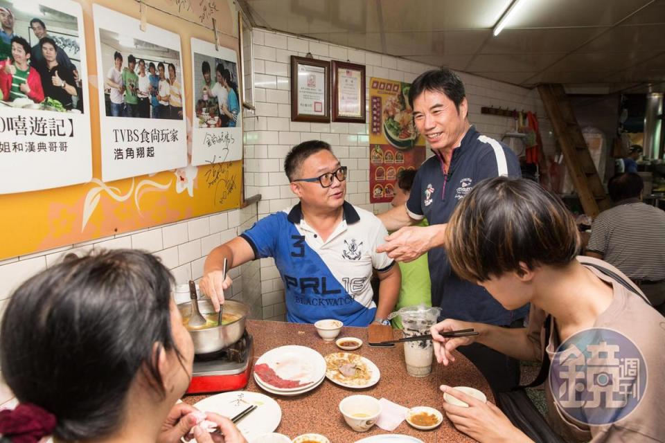 大哥黃沛峰（右2）與弟弟們從小在店裡幫忙，現在採輪班制，每人、每月在3家店共上班20天。