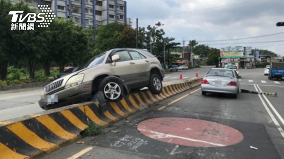 大樹自撞連偷2車肇逃案。（圖／TVBS）