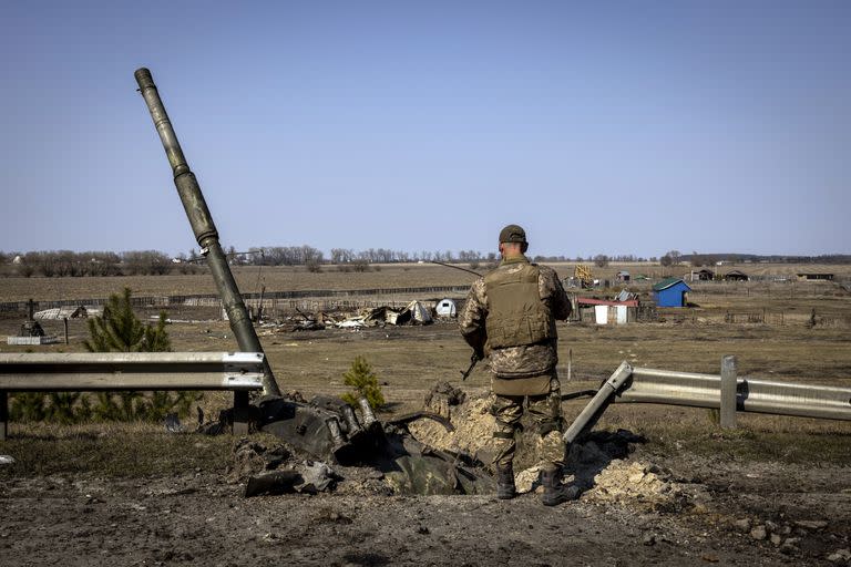 Un soldado ucraniano mira los restos de un tanque ruso T90 destruido con un misil Javelin de fabricación estadounidense en una posición de primera línea en la región norte de Kiev. (Ivor Prickett/The New York Times)