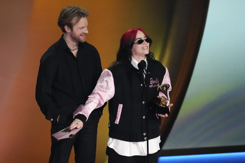 Finneas, izquierda, y Billie Eilish reciben el premio a la canción del ao por "What Was I Made For?" en la 66a entrega anual de los Premios Grammy el domingo 4 de febrero de 2024 en Los Ángeles. (Foto AP/Chris Pizzello)