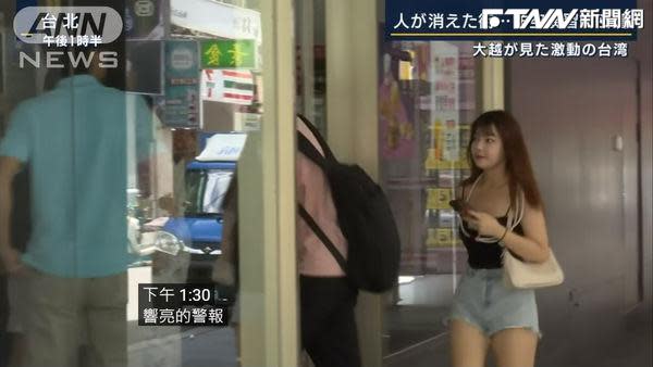 日本媒體報導台灣的萬安演習，一位意外入鏡的正妹快速「晃」進超商的畫面，引起眾多網友暴動。（圖／翻攝Youtube）