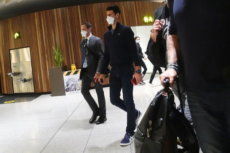 El tenista serbio Novak Djokovic camina en el aeropuerto de Melbourne antes de abordar un vuelo, después de que el Tribunal Federal confirmara la decisión del gobierno de cancelar su visa para jugar en el Abierto de Australia, en Melbourne, Australia