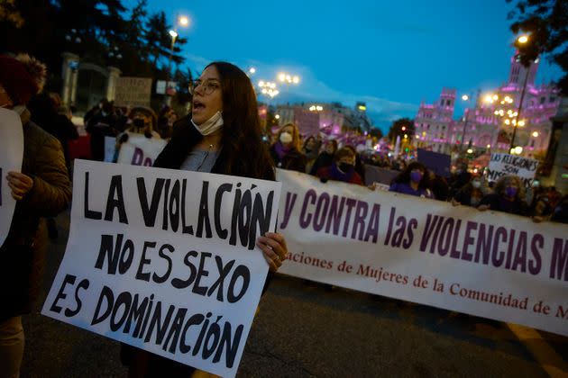 Una mujer sostiene una pancarta en una manifestación en Madrid. (Photo: Europa Press News via Getty Images)
