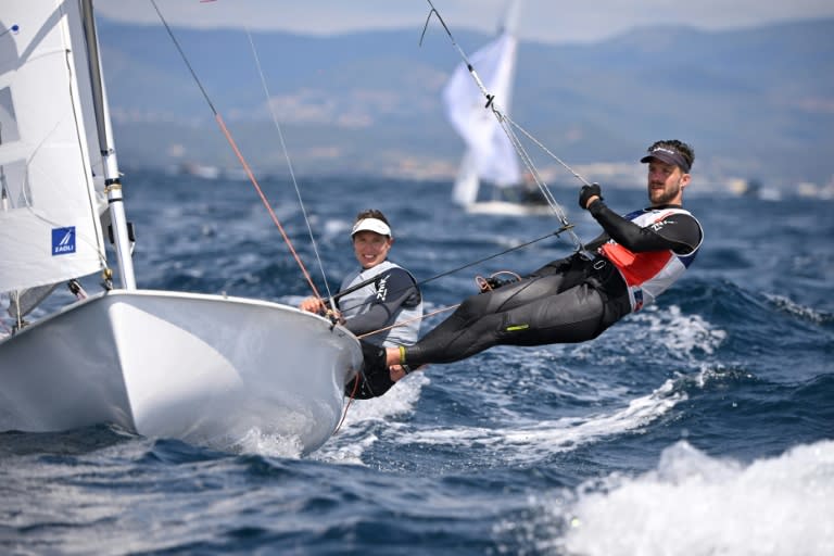 Les skippeurs français Camille Lecointre et Jérémie Mion à l'entraînement à Hyères, le 21 avril 2024 (Nicolas TUCAT)