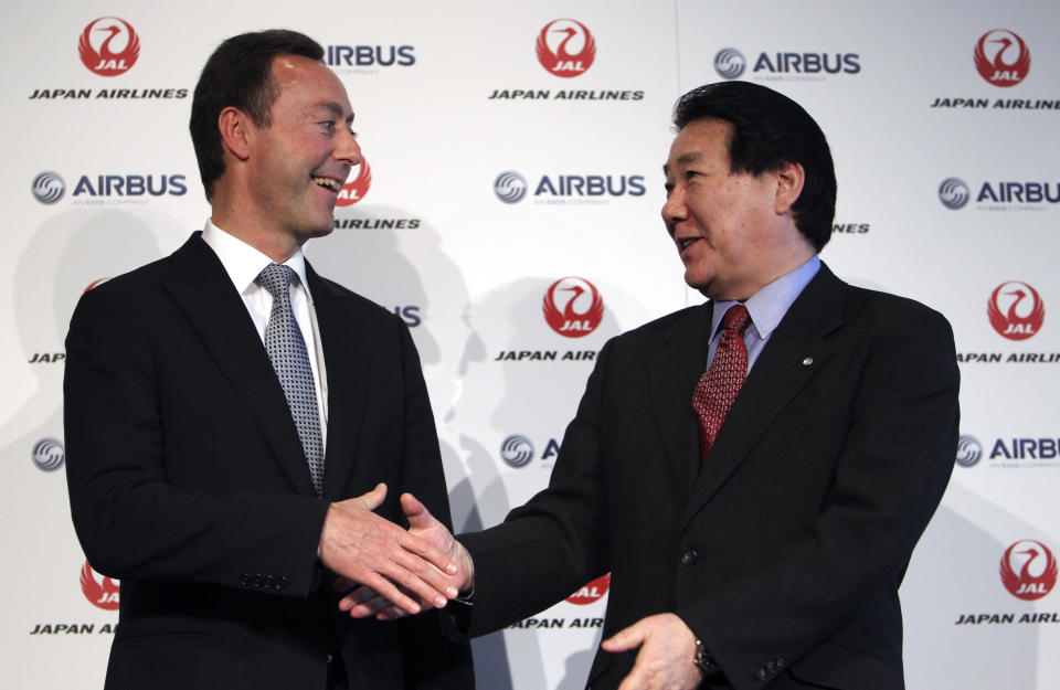 Airbus Japan Chief Executive Fabrice Bregier, left, and Japan Airlines President Yoshiharu Ueki shake hands following their press conference in Tokyo, Monday, Oct. 7, 2013. Japan Airlines is buying its first ever jets from Airbus in a deal with a catalog value of 950 billion yen ($9.5 billion) with a purchase of 31 A350 planes. (AP Photo/Junji Kurokawa)