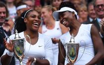 Serena Williams (links) ist eine der erfolgreichsten Spielerinnen der Tennisgeschichte. 23 Grand-Slam-Titel in der Einzelkonkurrenz gewann die US-Amerikanerin, die am 26. September 40 Jahre alt wird. Auch Venus, ihre ältere Schwester, feierte große Erfolge auf dem Tennisplatz. Wir zeigen, welche Geschwister-Duos neben den Williams-Schwestern in der Sportwelt noch für Begeisterung sorgten. (Bild: Visionhaus / Corbis via Getty Images)