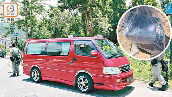 懷疑接應人蛇的客貨車，警員另檢走一批護照（圓圖）。