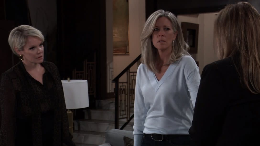  Maura West and Laura Wright as Ava and Carly concerned in General Hospital. 