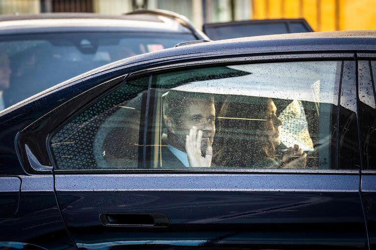 El príncipe heredero de Dinamarca Federico y la princesa heredera María salen en su coche tras su visita al Centro de Arquitectura Danesa junto a la pareja real española en Copenhague el 8 de noviembre de 2023.