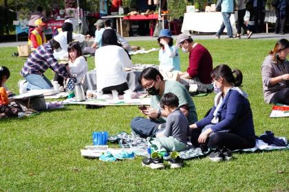 臺東林管處知本國家森林遊樂區辦理「知森物語－冬遊趣」活動，讓民眾打開五感體驗，感受森林的療癒力。