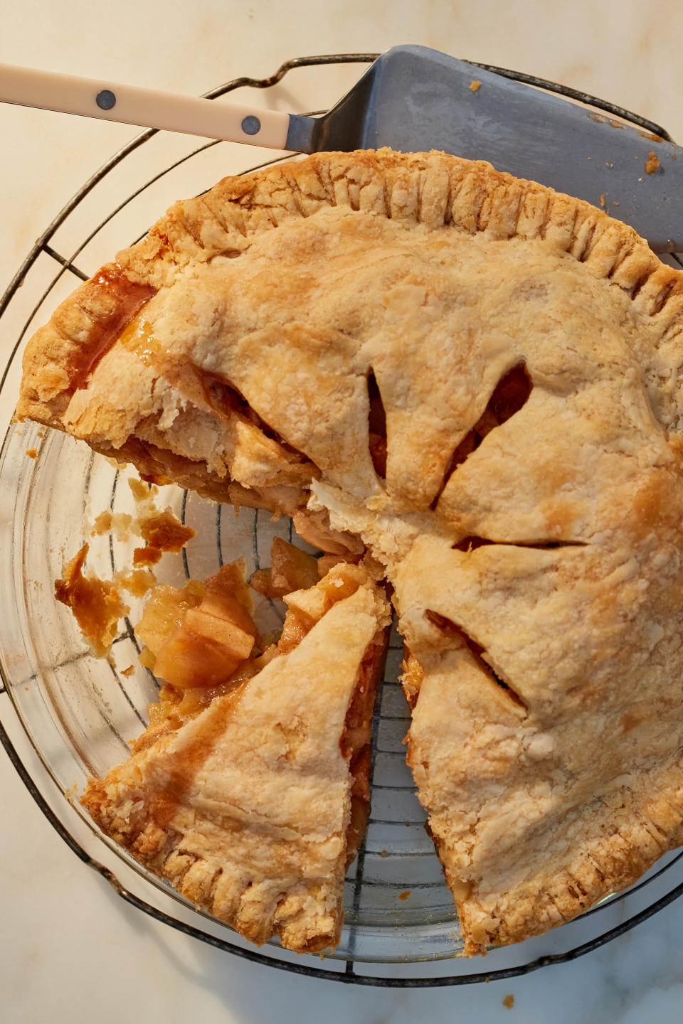 Tarta de variedades de manzana en Los Hamptons, Nueva York, el 5 de noviembre de 2020. Estilista de alimentos: Susan Spungen. (Johnny Miller/The New York Times)